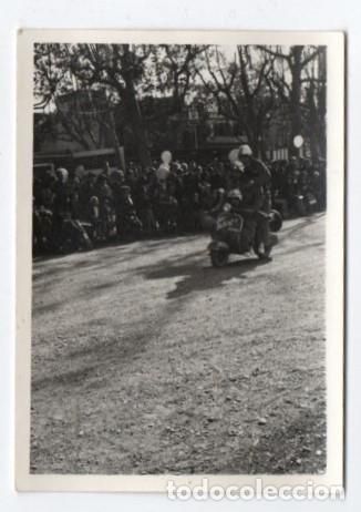 Fotografia antica: FOTOGRAFIA FERIA DE MUESTRAS 1966 EXHIBICION MOTO VESPA