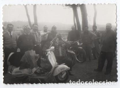 Fotografia antica: FOTOGRAFIA REUNION DE MOTOS VESPA Y OTRAS