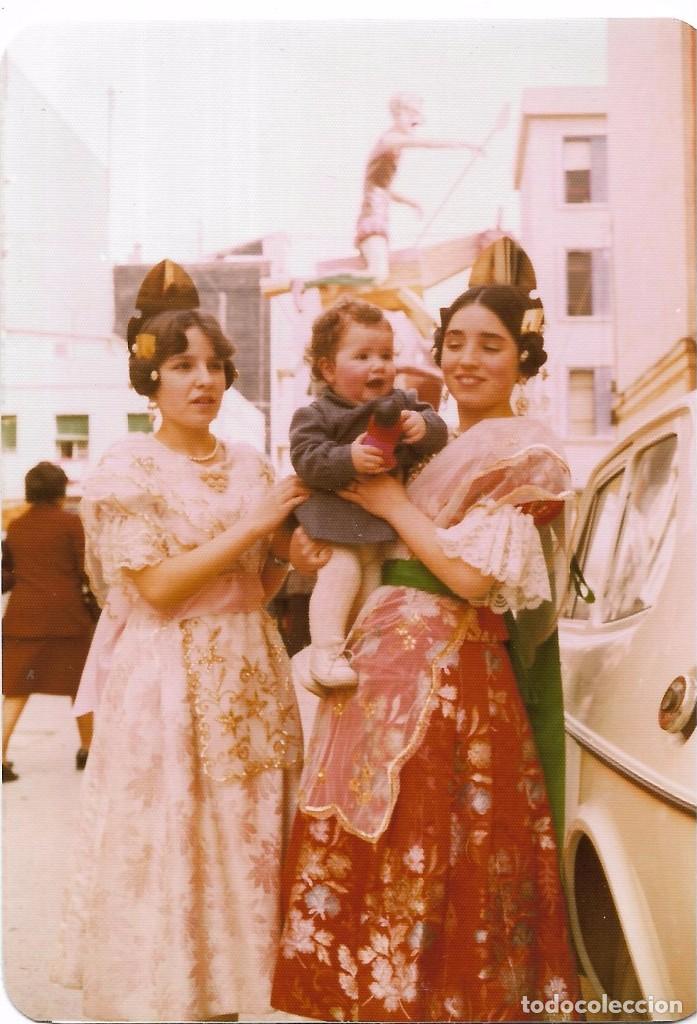 Fotografia antiga: == N968 - FOTOGRAFIA - DOS JOVENES FALLERAS CON UNA NI&Ntilde;ITA EN BRAZOS