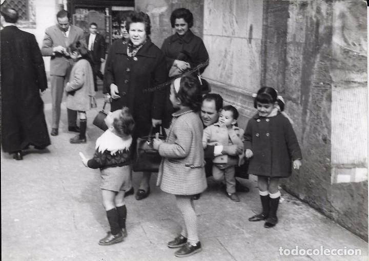 Fotografia antiga: == N973 - FOTOGRAFIA - AMIGOS CON SUS NI&Ntilde;OS