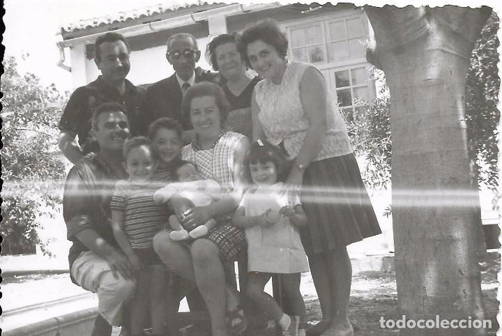 Fotografia antiga: == D98 - FOTOGRAFIA - GRUPO DE AMIGOS CON SUS NI&Ntilde;OS