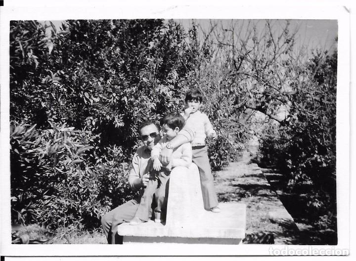 Fotografia antiga: == D97 - FOTOGRAFIA - SE&Ntilde;OR CON DOS NI&Ntilde;OS EN EL CAMPO