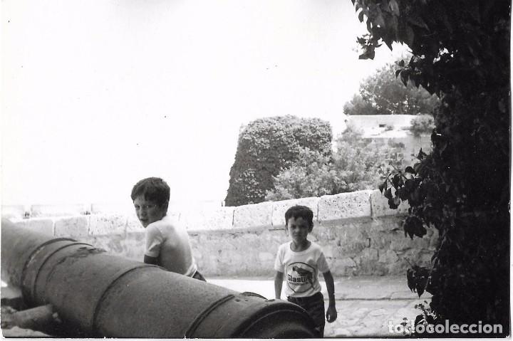 Fotografia antiga: :::: K506 - FOTOGRAFIA - DOS NI&Ntilde;OS JUNTO A UN CA&Ntilde;ON