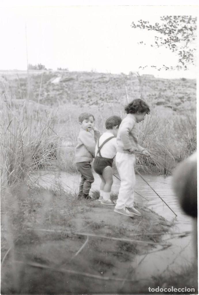 Fotografia antiga: *** D85 - FOTOGRAFIA - TRES NI&Ntilde;OS JUGANDO EN EL CAMPO