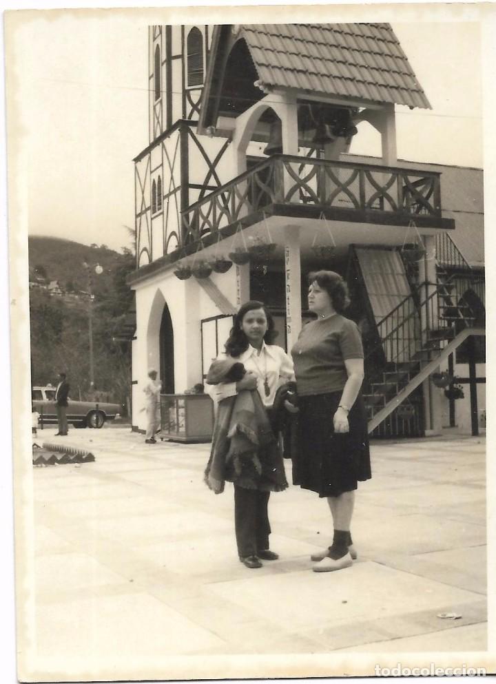 Fotografia antiga: ^^^ N999 - FOTOGRAFIA - DOS AMIGAS JUNTO A UN BONITO EDIFICIO