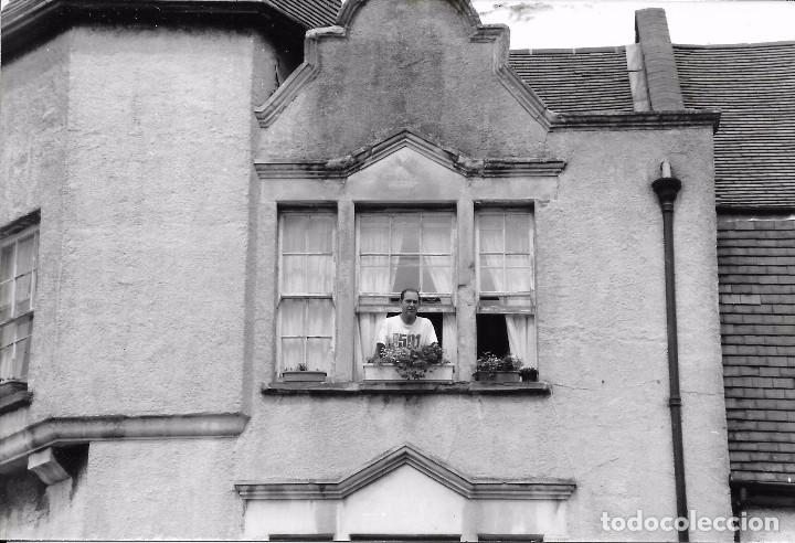 Fotografia antiga: :::: A460 - FOTOGRAFIA - SE&Ntilde;OR ASOMADO A UNA VENTANA
