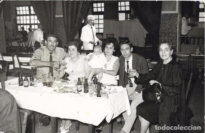 Fotografia antiga: ** LL189 - FOTOGRAFIA - GRUPO DE AMIGOS EN UNA COMIDA - 18 X 12 CM.