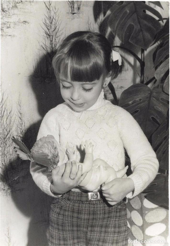 Fotografia antiga: :::: A458 - FOTOGRAFIA - NI&Ntilde;A CON UN NI&Ntilde;ITO JESUS EN LAS MANOS