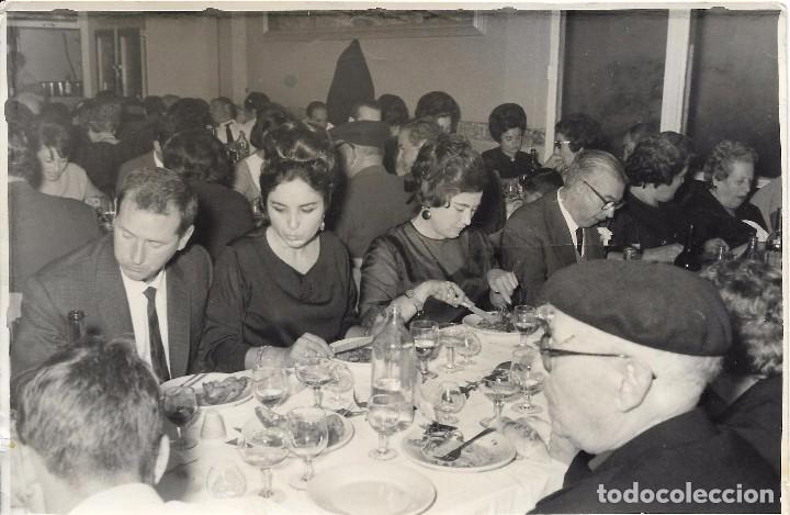 Fotografia antiga: ** LL191 - FOTOGRAFIA - AMIGOS EN UN BANQUETE - 17,5 X 12 CM.