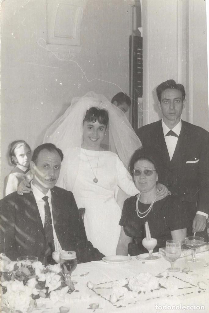 Fotograf&iacute;a antigua: ** LL195 - FOTOGRAFIA - PAREJA DE NOVIOS CON SUS INVITADOS - 17,5 X 11,5 CM.