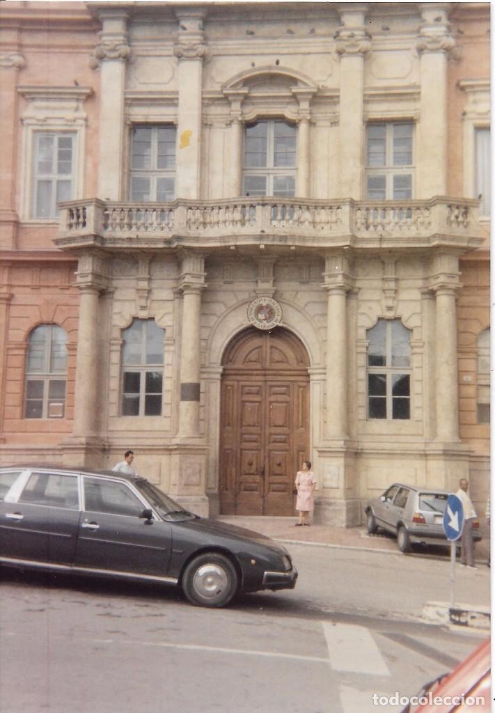 Fotograf&iacute;a antigua: :::: A457 - FOTOGRAFIA - PAISAJE - EDIFICIO CON COCHES APARCADOS DELANTE
