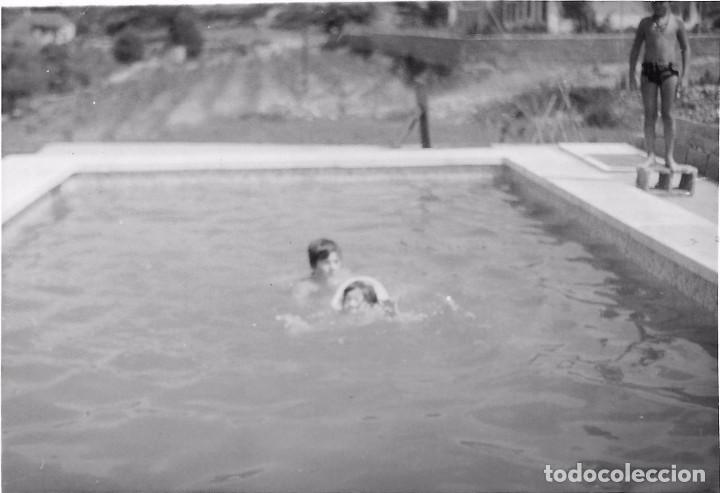 Fotograf&iacute;a antigua: == N966 - FOTOGRAFIA - DOS NI&Ntilde;OS TOMANDO EL BA&Ntilde;O EN UNA PISCINA