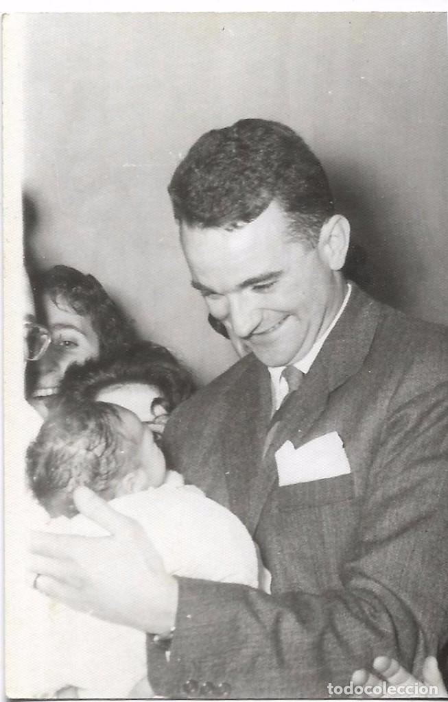 Fotograf&iacute;a antigua: == A428 - FOTOGRAFIA - SE&Ntilde;OR CON NI&Ntilde;ITO EN BRAZOS