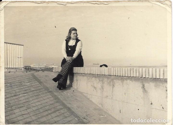 Fotograf&iacute;a antigua: == N769 - FOTOGRAFIA - SE&Ntilde;ORA SENTADA EN UN MURO