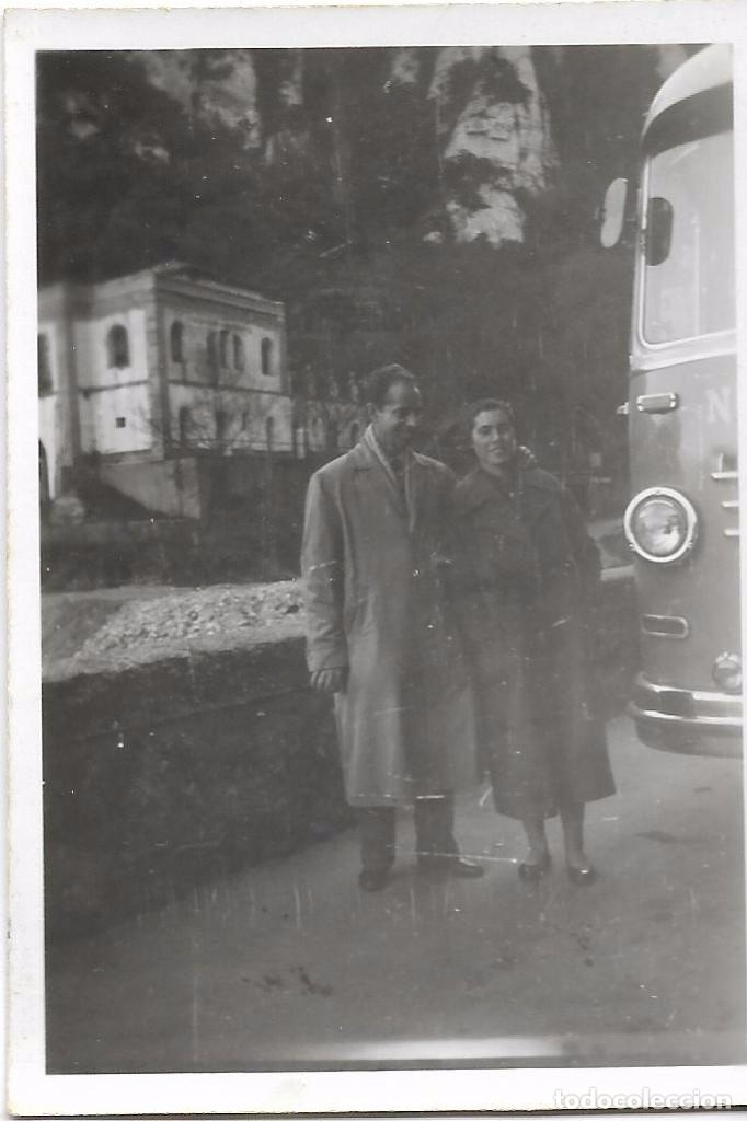 Fotografia antica: *** N86 - FOTOGRAFIA - PAREJA JUNTO A UN AUTOBUS