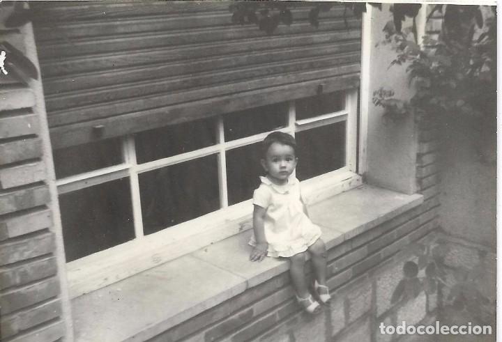 Fotografia antica: == 358 - FOTOGRAFIA - NI&Ntilde;ITA SENTADA EN UNA VENTANA