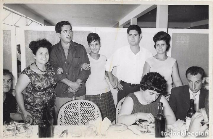 Fotograf&iacute;a antigua: :::: LL226 - FOTOGRAFIA - GRUPO DE AMIGOS EN UN BANQUETE - 18 X 11,5 CM.