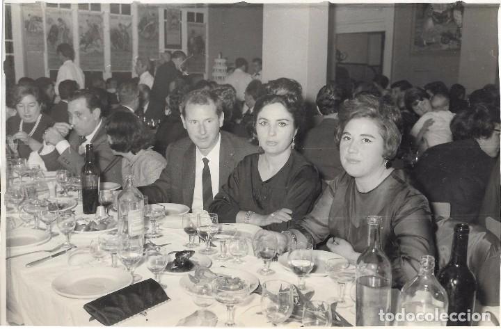 Fotograf&iacute;a antigua: ** LL228 - FOTOGRAFIA - GRUPO DE AMIGOS EN UN BANQUETE - 17,5 X 12 CM.