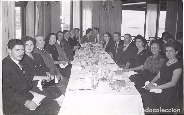 Fotograf&iacute;a antigua: :::: LL229 - FOTOGRAFIA - GRUPO DE AMIGOS EN UN BANQUETE - 18 X 11,5 CM.