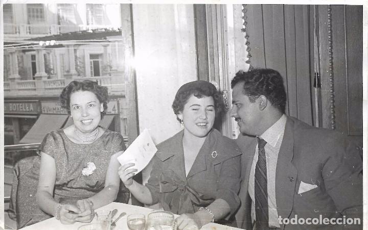 Fotograf&iacute;a antigua: :::: LL231 - FOTOGRAFIA - TRES AMIGOS EN UNA COMIDA - 18 X 11,5 CM.