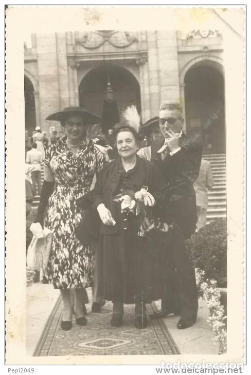 Fotografia antica: == PG41 - FOTOGRAFIA - PAREJA CON UNA SE&Ntilde;ORA MAYOR - 17 X 11 CM.