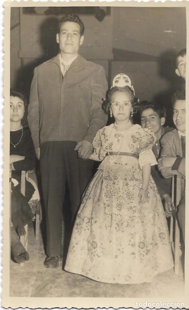 Fotografia antica: *** EE216 - FOTOGRAFIA - JOVEN FALLERITA CON UN SE&Ntilde;OR