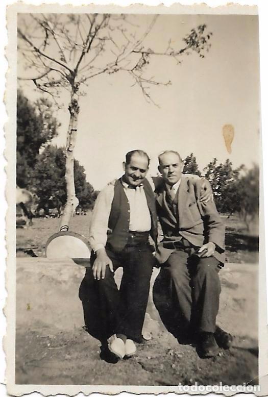 Fotografia antica: ** FA874 - FOTOGRAFIA PEQUE&Ntilde;O FORMATO - DOS AMIGOS - 6,5 X 4,5 CM.