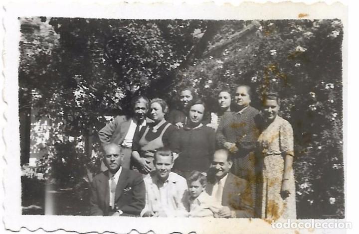 Fotografia antica: ** FA875 - FOTOGRAFIA PEQUE&Ntilde;O FORMATO - GRUPO DE  AMIGOS - 6,5 X 4,5 CM.