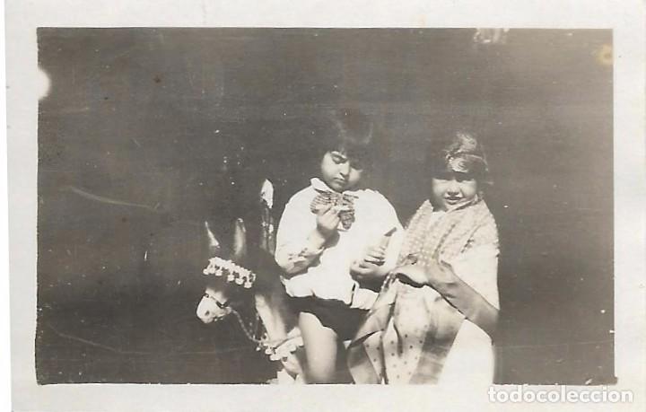 Fotografia antiga: ** FA878 - FOTOGRAFIA PEQUE&Ntilde;O FORMATO - DOS NI&Ntilde;ITAS ENCIMA DE UN BURRITO - 7 X 4,5 CM.