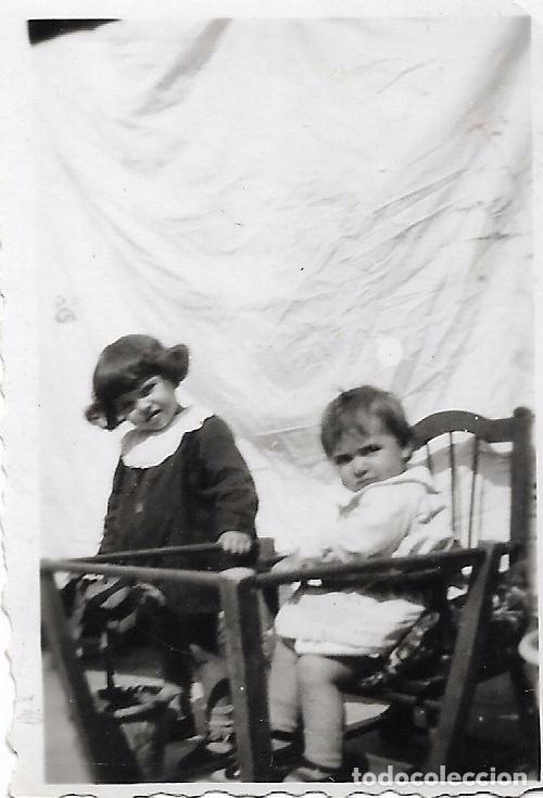 Fotografia antiga: ** FA879 - FOTOGRAFIA PEQUE&Ntilde;O FORMATO - DOS NI&Ntilde;ITAS  - 6,3 X 4,5 CM.