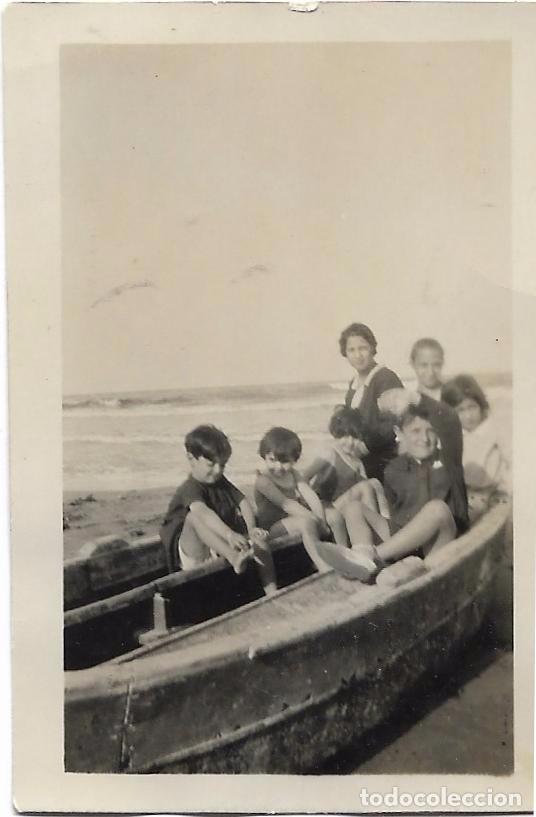 Fotografia antiga: ** FA881 - FOTOGRAFIA PEQUE&Ntilde;O FORMATO - GRUPO DE JOVENCITOS EN UNA BARCA - 6,8 X 4,5 CM.