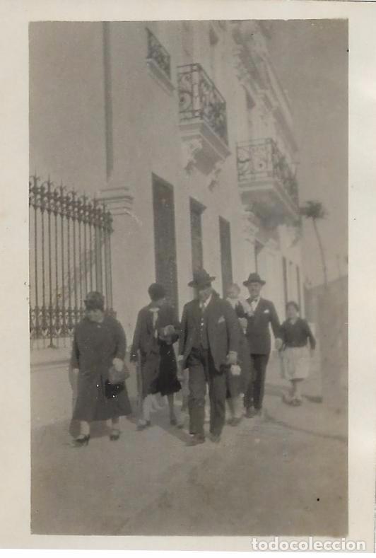 Fotografia antiga: ** FA883 - FOTOGRAFIA PEQUE&Ntilde;O FORMATO - GRUPO DE AMIGOS DE PASEO 1928 - 7 X 4,5 CM.