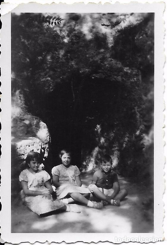 Fotografia antiga: ** FA884 - FOTOGRAFIA PEQUE&Ntilde;O FORMATO - JOVENCITOS EN EL MONASTERIO DE PIEDRA 1935 - 7 X 4,5 CM.