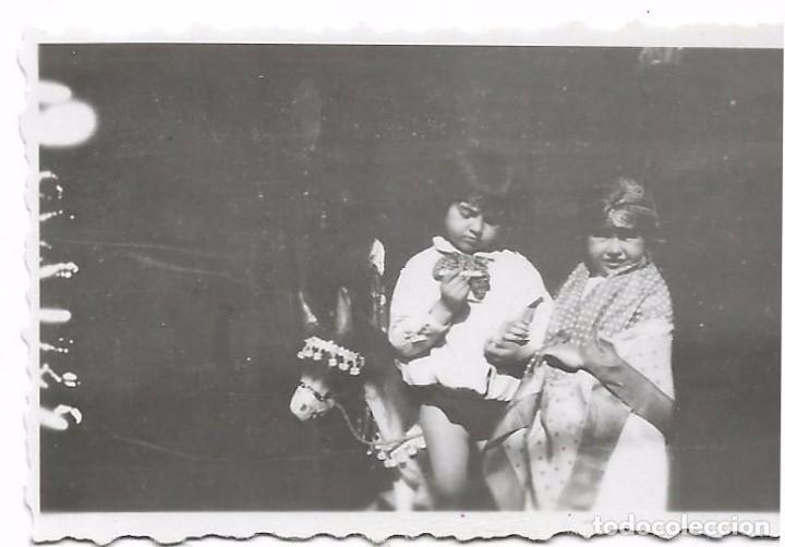 Fotografia antiga: ** FA886 - FOTOGRAFIA PEQUE&Ntilde;O FORMATO - DOS NI&Ntilde;ITAS JUNTO A UN BURRITO - 6,5 X 4,5 CM.