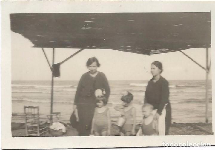 Fotografia antiga: ** FA887 - FOTOGRAFIA PEQUE&Ntilde;O FORMATO - DOS SE&Ntilde;ORAS CON TRES NI&Ntilde;OS EN LA PLAYA 1929 - 6,5 X 4,5 CM.