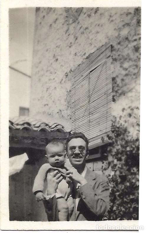 Fotografia antiga: ** FA888 - FOTOGRAFIA PEQUE&Ntilde;O FORMATO - SE&Ntilde;OR CON NI&Ntilde;ITO EN BRAZOS - 6,2 X 4,2 CM.