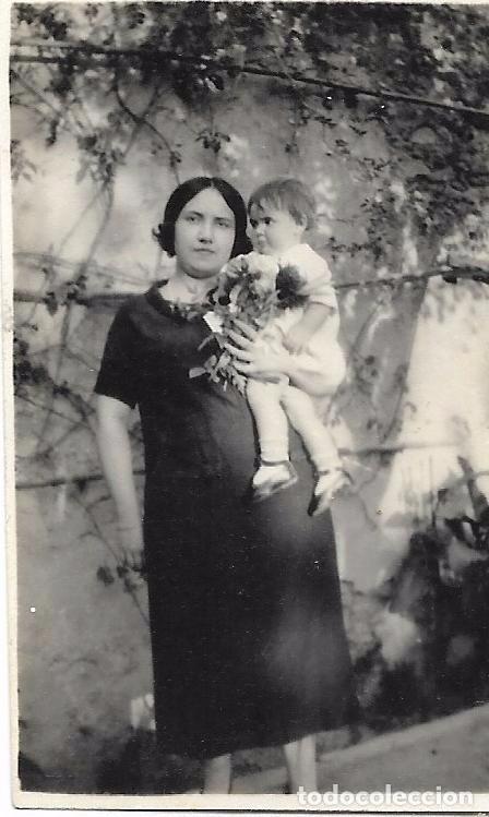 Fotografia antiga: ** FA889 - FOTOGRAFIA PEQUE&Ntilde;O FORMATO - SE&Ntilde;ORA CON NI&Ntilde;ITA EN BRAZOS - 6 X 4 CM.