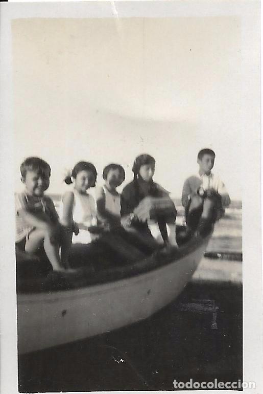 Fotografia antiga: ** FA890 - FOTOGRAFIA PEQUE&Ntilde;O FORMATO - GRUPO DE JOVENCITOS EN UNA BARCA - 6,7 X 4,4 CM.