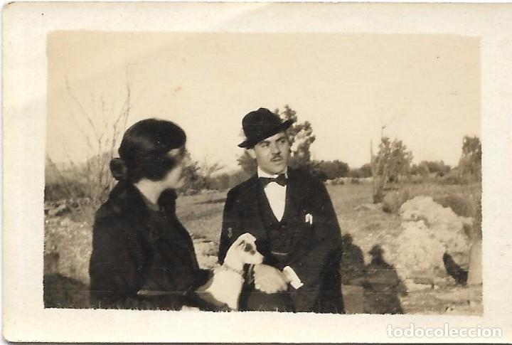 Fotografia antiga: ** FA893 - FOTOGRAFIA PEQUE&Ntilde;O FORMATO - PAREJA EN EL CAMPO  - 7,3 X 4,5 CM.