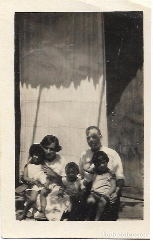 Fotografia antiga: ** FA895 - FOTOGRAFIA PEQUE&Ntilde;O FORMATO - GRUPO FAMILIAR - 7 X 4,5 CM.