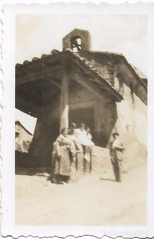 Fotografia antiga: ** FA896 - FOTOGRAFIA PEQUE&Ntilde;O FORMATO - GRUPO FAMILIAR JUNTO A UNA ERMITA - 6,7 X 4,5 CM.