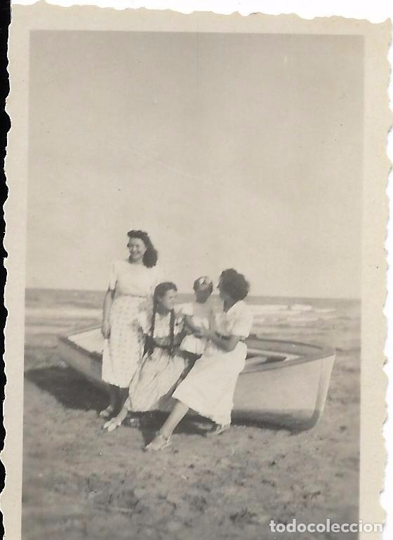Fotografia antiga: ** FA897 - FOTOGRAFIA PEQUE&Ntilde;O FORMATO - AMIGAS JUNTO A UNA BARCA - 6 X 4,5 CM.
