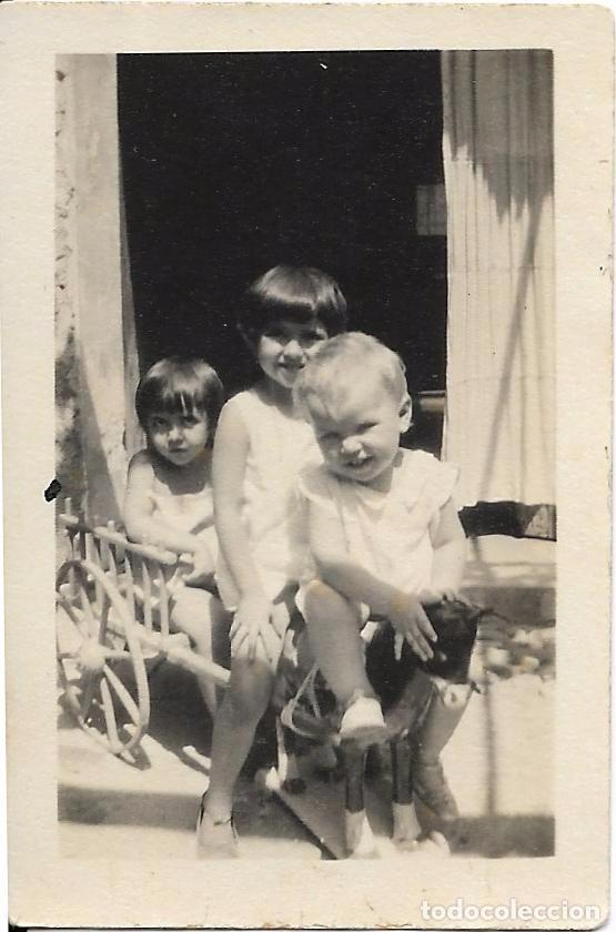 Fotografia antiga: ** FA900 - FOTOGRAFIA PEQUE&Ntilde;O FORMATO - TRES NI&Ntilde;ITOS SENTADOS EN UN PEQUE&Ntilde;O CARRITO - 7 X 4,5 CM.