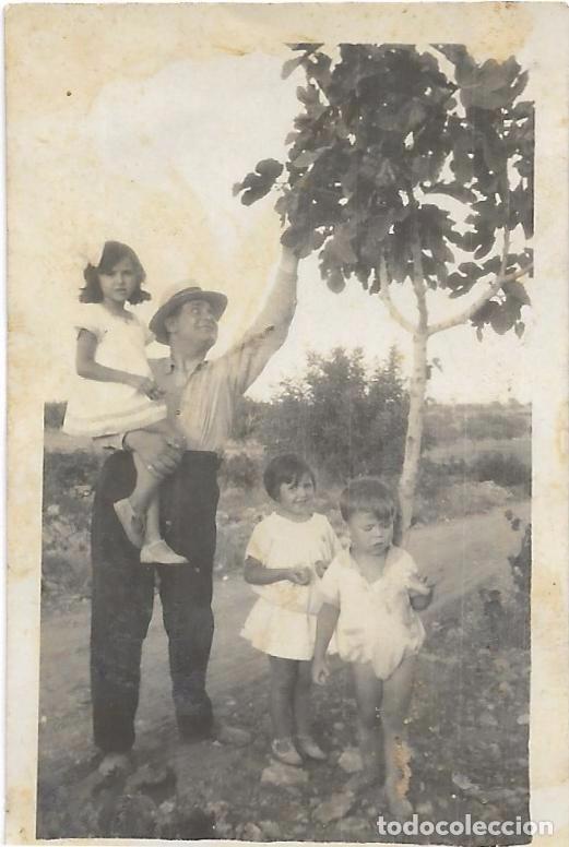 Fotografia antiga: ** FA814 - FOTOGRAFIA PEQUE&Ntilde;O FORMATO - SE&Ntilde;OR CON TRES NI&Ntilde;ITOS EN EL CAMPO - 6,5 X 4,5 CM.