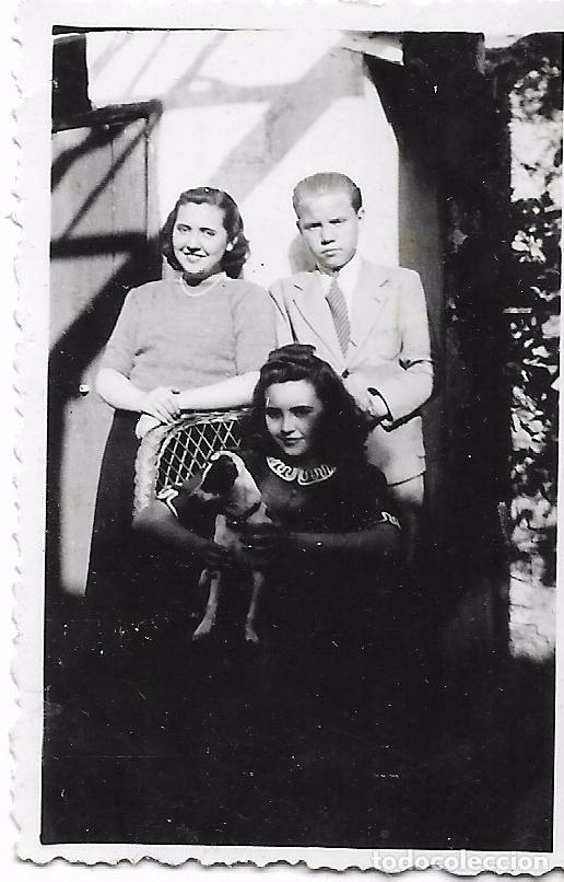 Fotografia antiga: ** FA816 - FOTOGRAFIA PEQUE&Ntilde;O FORMATO - TRES JOVENES CON UN PERRITO - 6,7 X 4,5 CM.