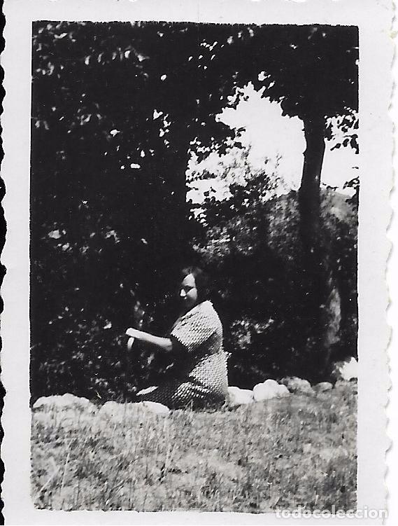 Fotografia antiga: ** FA817 - FOTOGRAFIA PEQUE&Ntilde;O FORMATO - JOVEN SENTADA EN EL CAMPO - 5,5 X 4,5 CM.