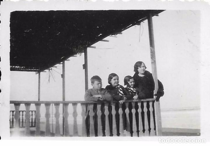 Fotograf&iacute;a antigua: ** FA820 - FOTOGRAFIA PEQUE&Ntilde;O FORMATO - SE&Ntilde;ORA CON SUS NI&Ntilde;OS EN UN MIRADOR - 6,7 X 4,7 CM.