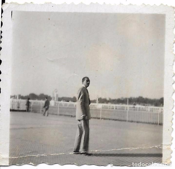 Fotografia antiga: == N84 - FOTOGRAFIA PEQUE&Ntilde;O FORMATO - SE&Ntilde;OR EN UN CAMPO DE FUTBOL - 6 X 5,5 CM.