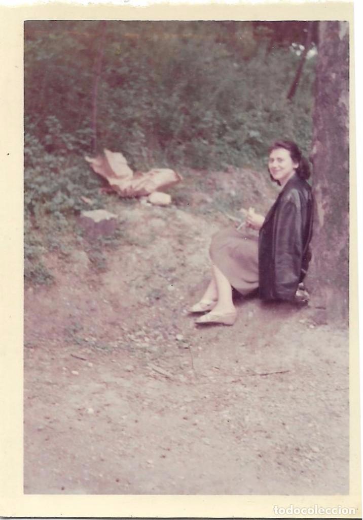 Fotografia antiga: == N83 - FOTOGRAFIA - SE&Ntilde;ORA SENTADA JUNTO A UN ARBOL