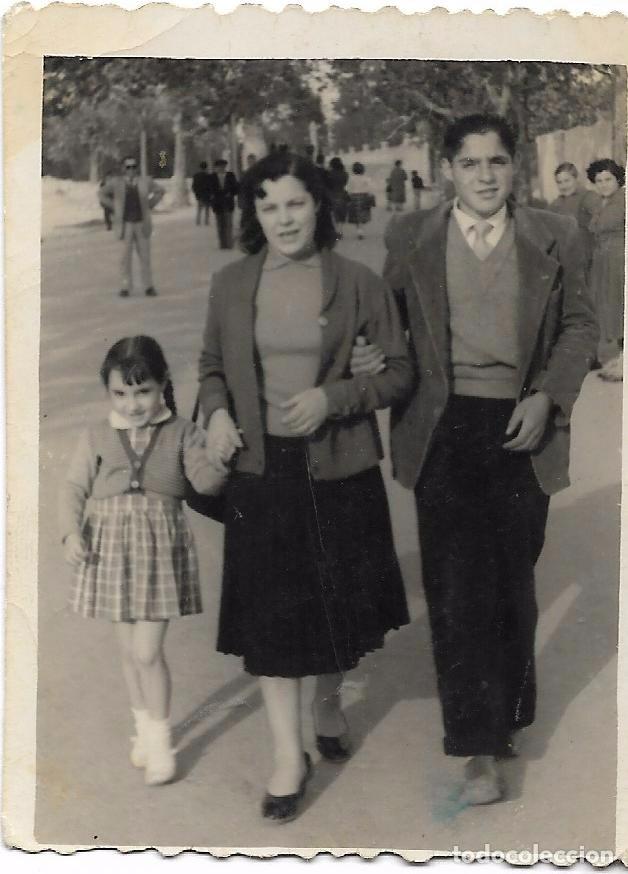 Fotografia antiga: == N82 - FOTOGRAFIA - SE&Ntilde;ORA CON DOS JOVENCITOS